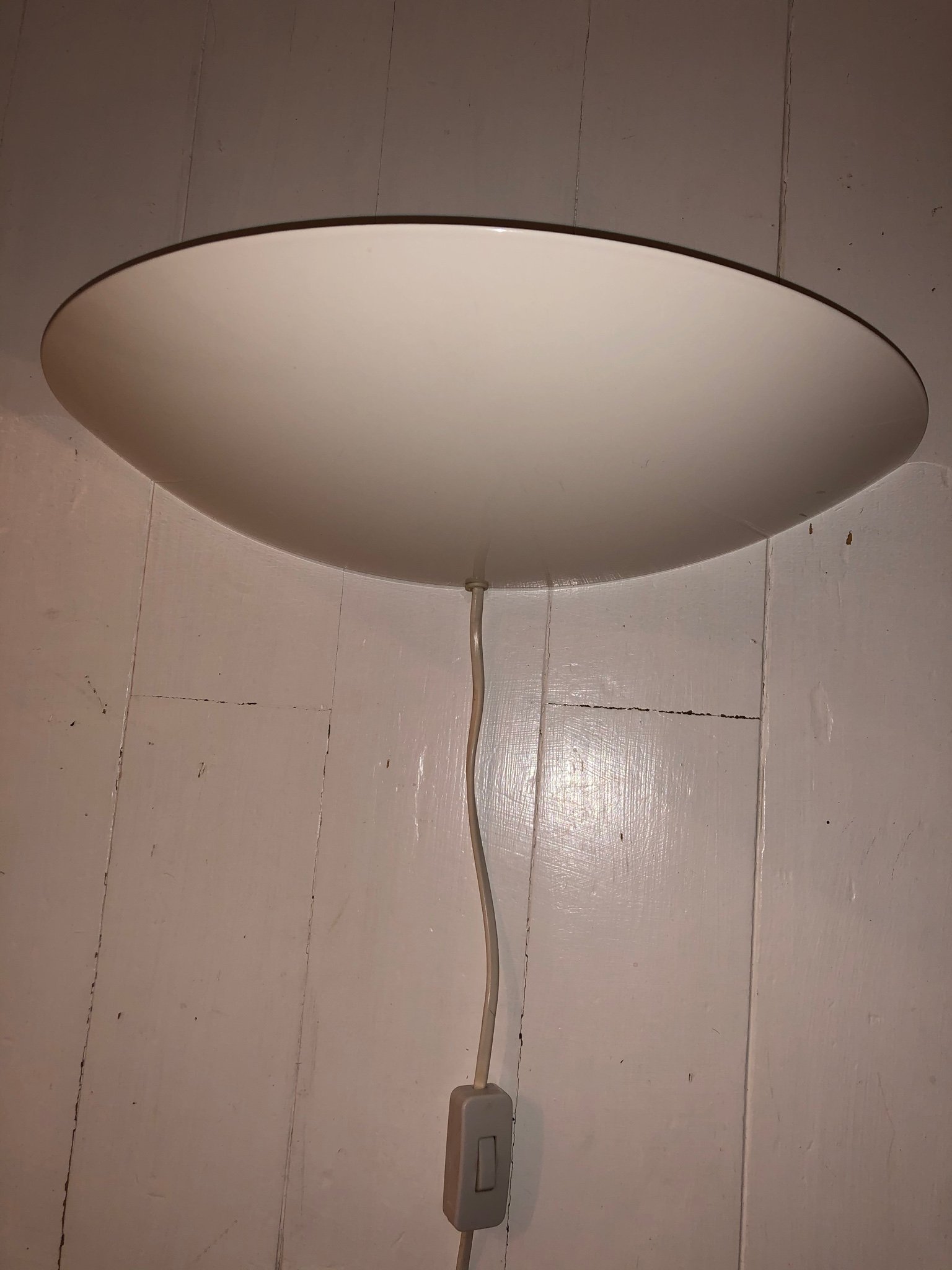 IKEA retro lampa vägglampa up light vit plåtlampa halvmåne 80 tal? IKEA retro lampa vägglampa up light vit plåtlampa halvmåne 80 tal?