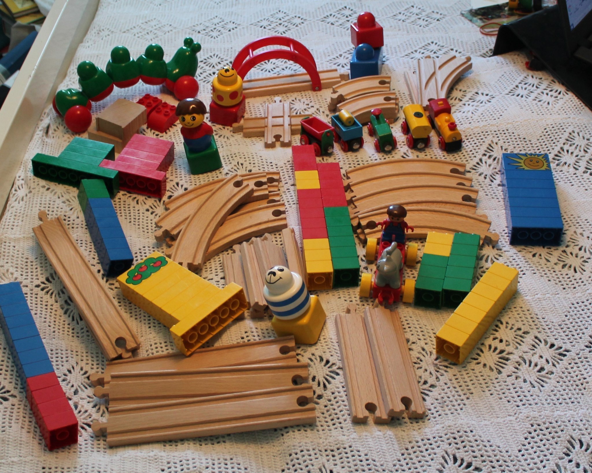 BRIO järnväg/Duplo diverse byggklossar.