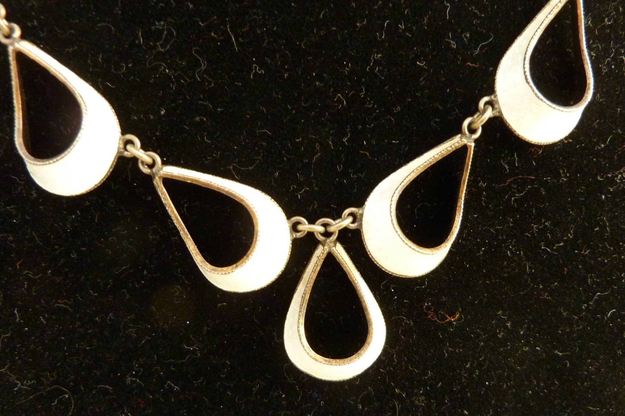 Förgyllt silver halsband 925S design stämpel Norge ? vitt emalj 46 cm 12 gr