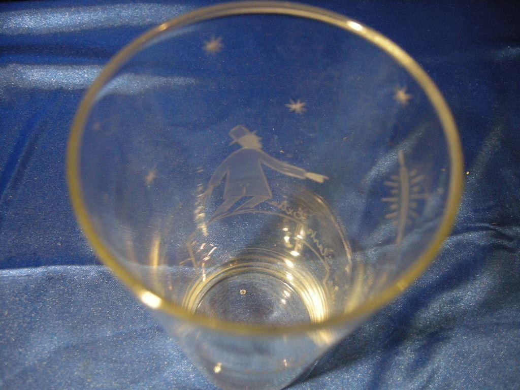 Gammalt fint grogg glas med snygg och kul gravyr på tradera.com