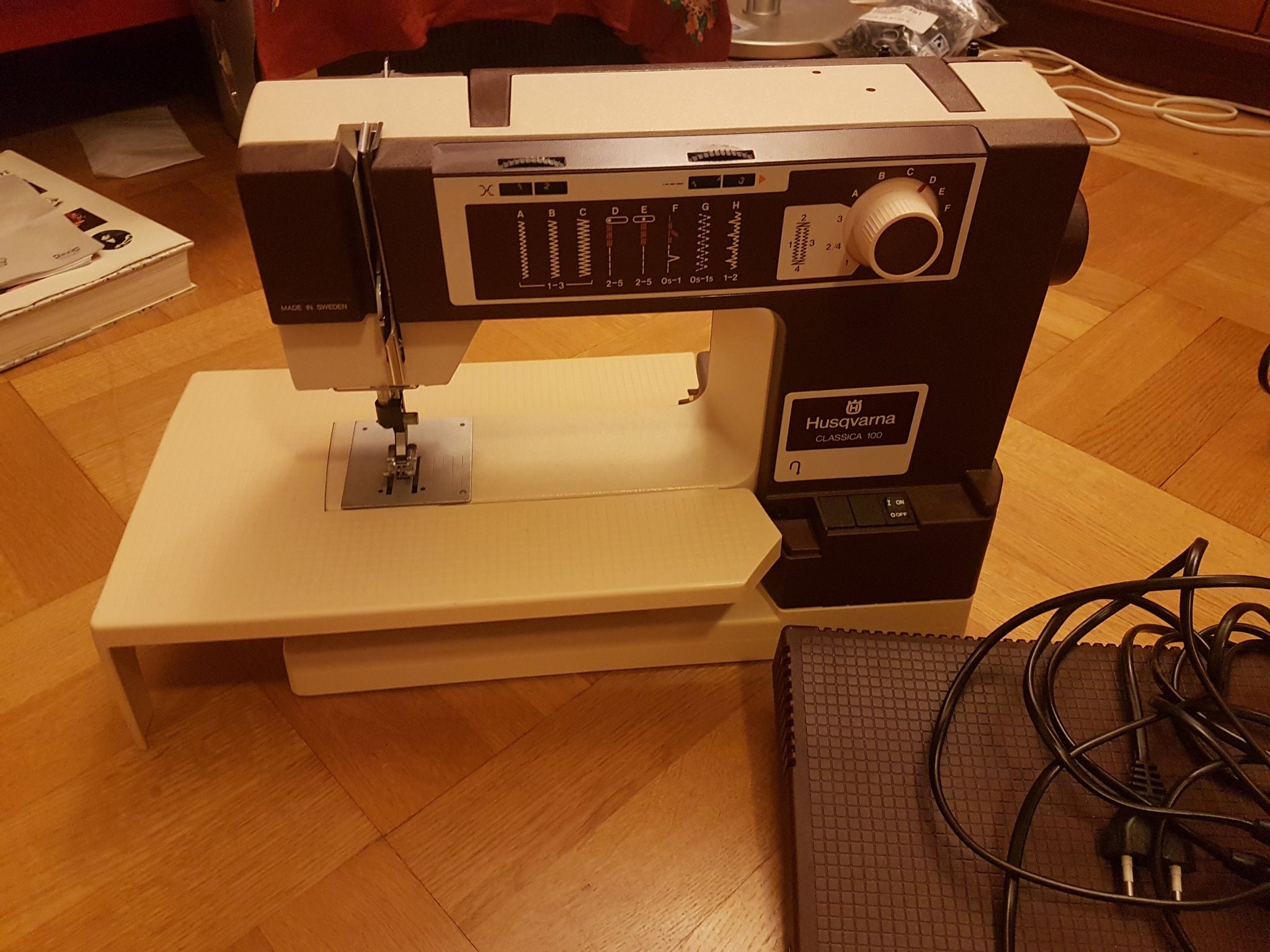 Vintage symaskin Husqvarna Classica 100 Köp på Tradera (521081466)