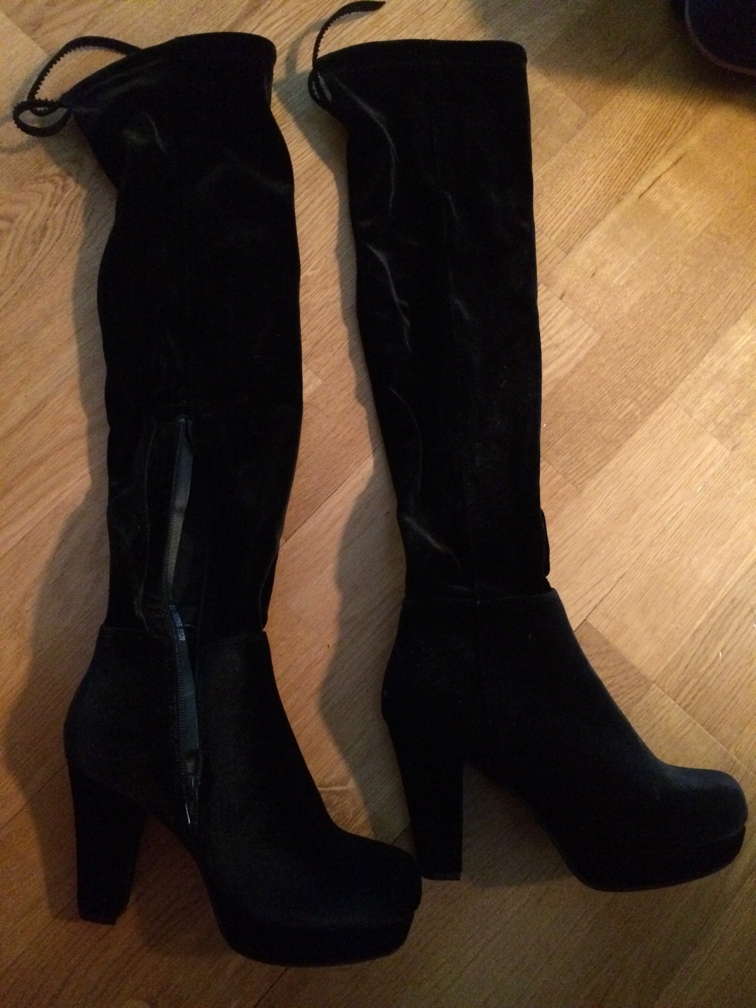 (Oanvänd) bootsstölvar för kvinnor, svart sammet (?), storlek 36 (Oanvänd) bootsstölvar för kvinnor, svart sammet (?), storlek 36