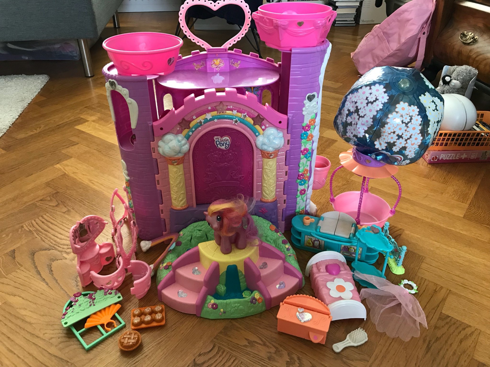 My Little Pony Lekset Slott Celebration Castle (408827643) ᐈ Köp på Tradera