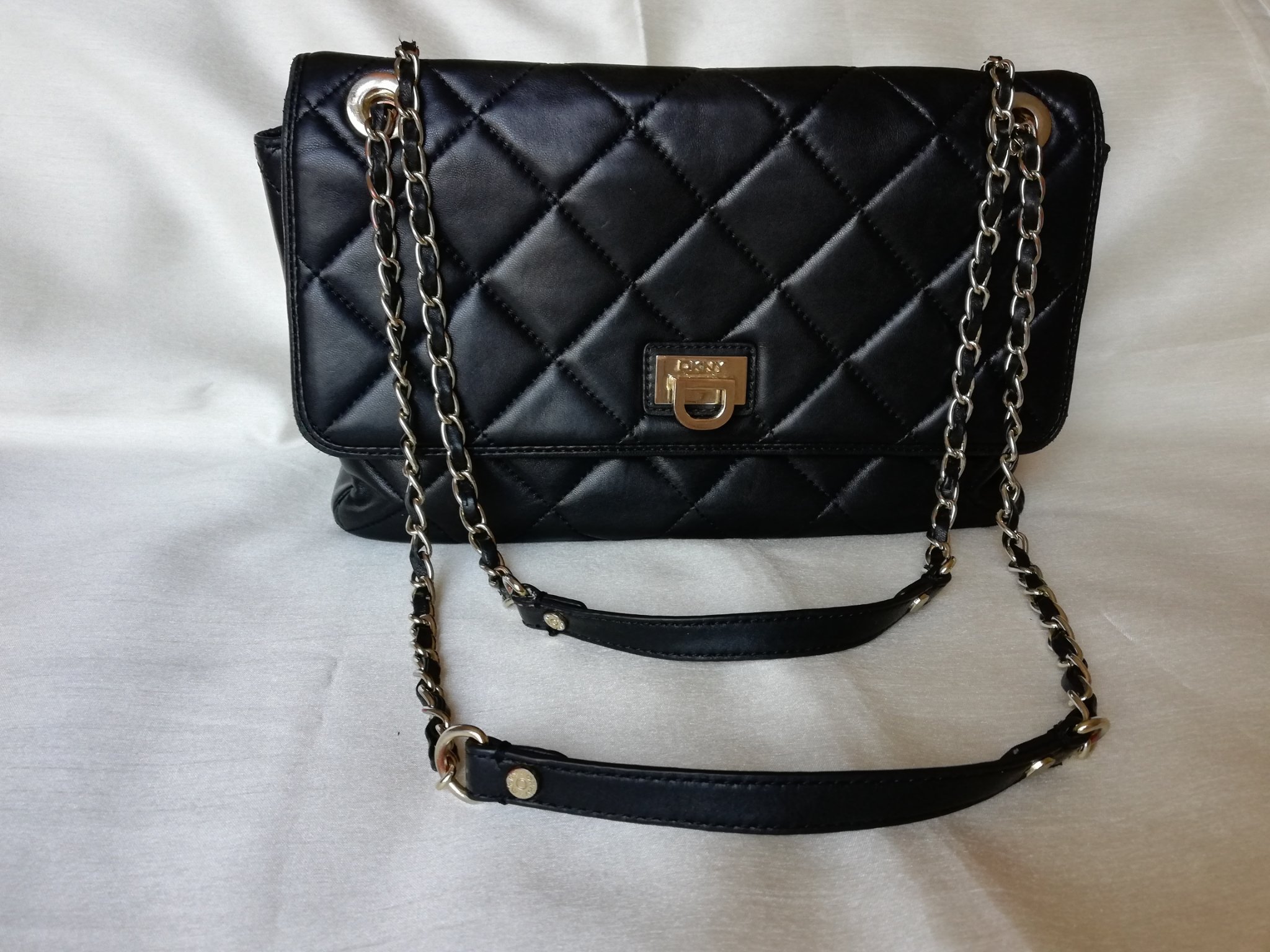 Lyxig, quiltad miniväska från DKNY Lyxig, quiltad miniväska från DKNY