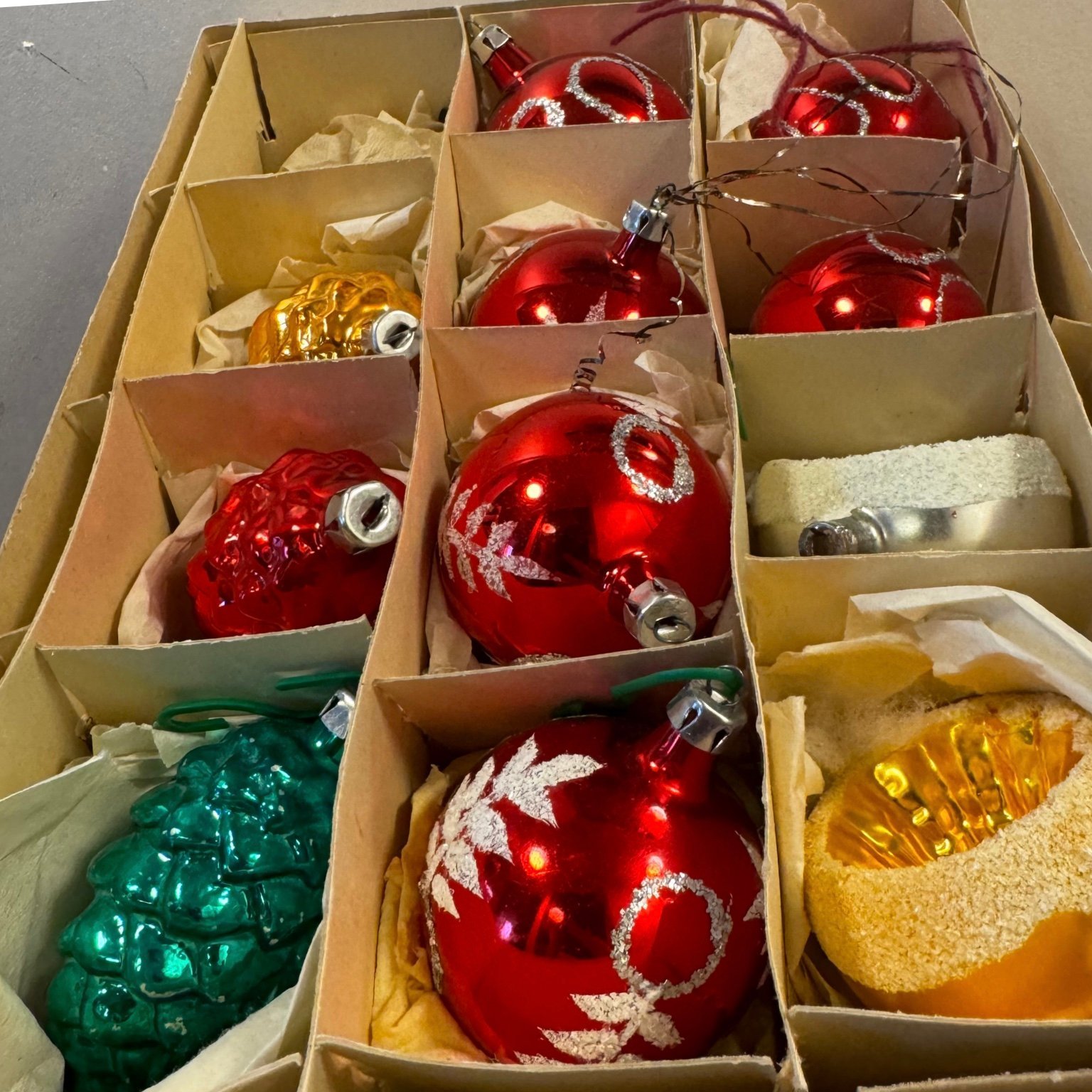 Se produkter som liknar Julpumlor julkulor vintage py.. på Tradera