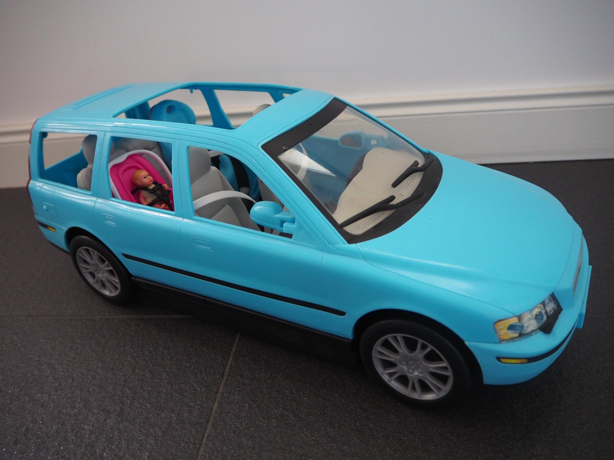 barbie volvo v70