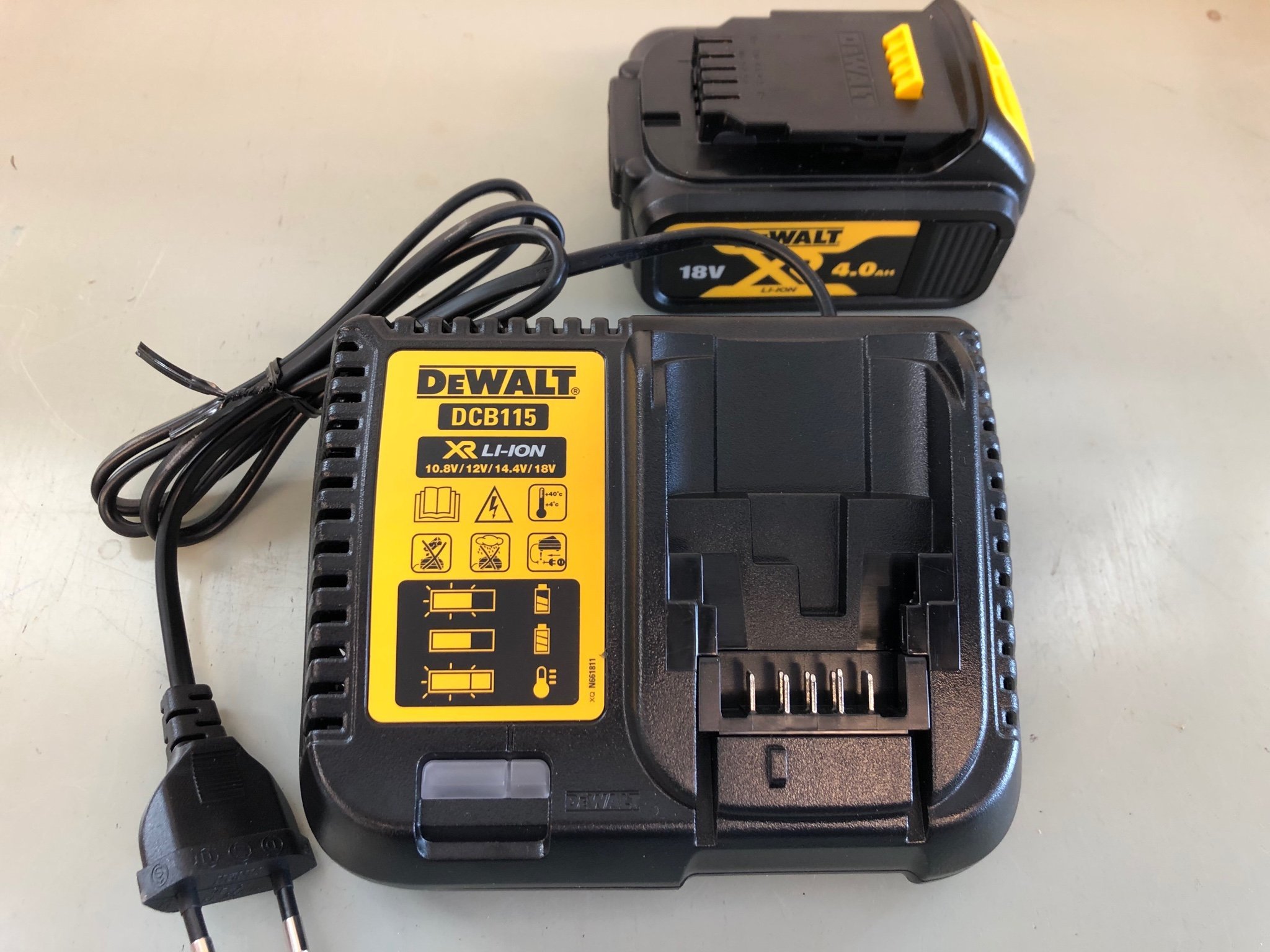 Dewalt batteri 18v XR Li-ion 4ah+Laddare (418761192) ᐈ Köp på Tradera
