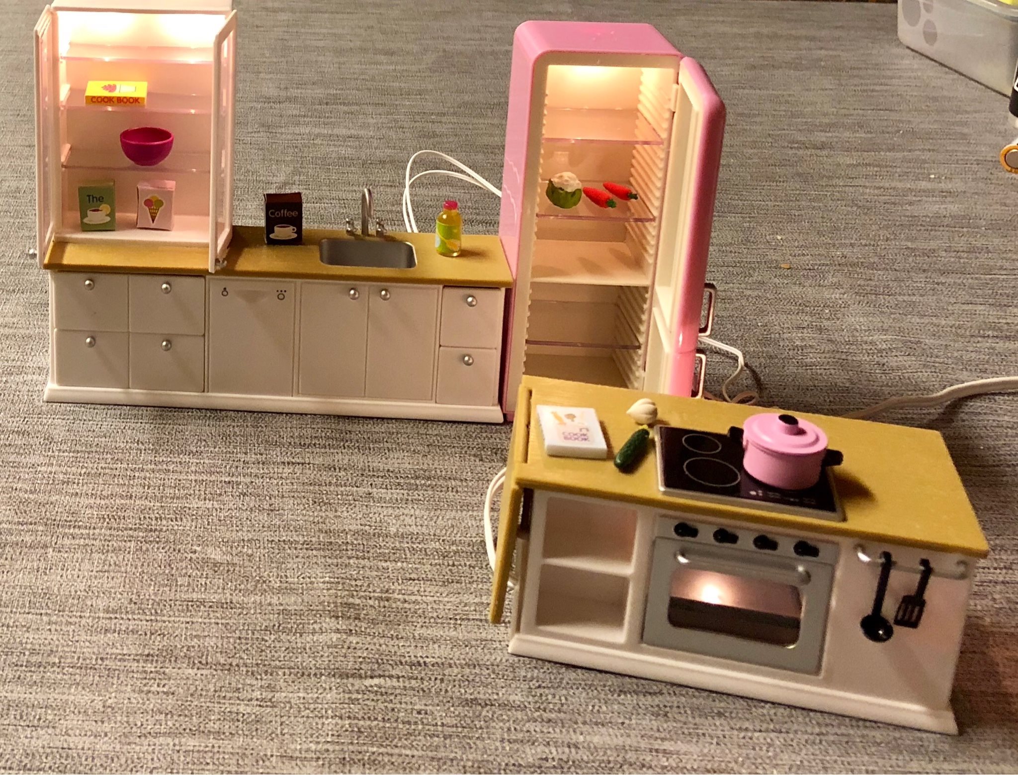 Komplett lundby kök i vitt/rosa. belysning dockskåp. dockhus.