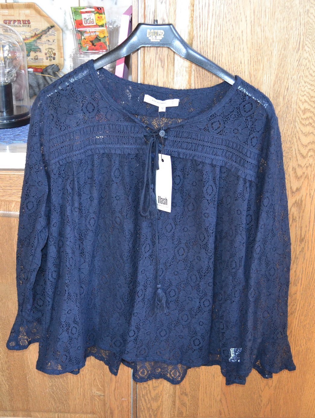 NY OANVÄND!!! HÄRLIG BLÅ BLUS MED DETALJER! Stl: Medium.