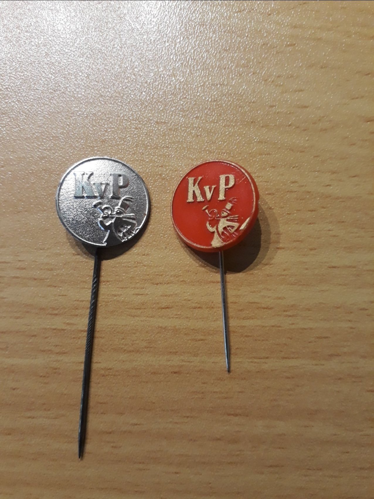 2 nålar Kvällsposten. Röda i plast, Silvriga i metall