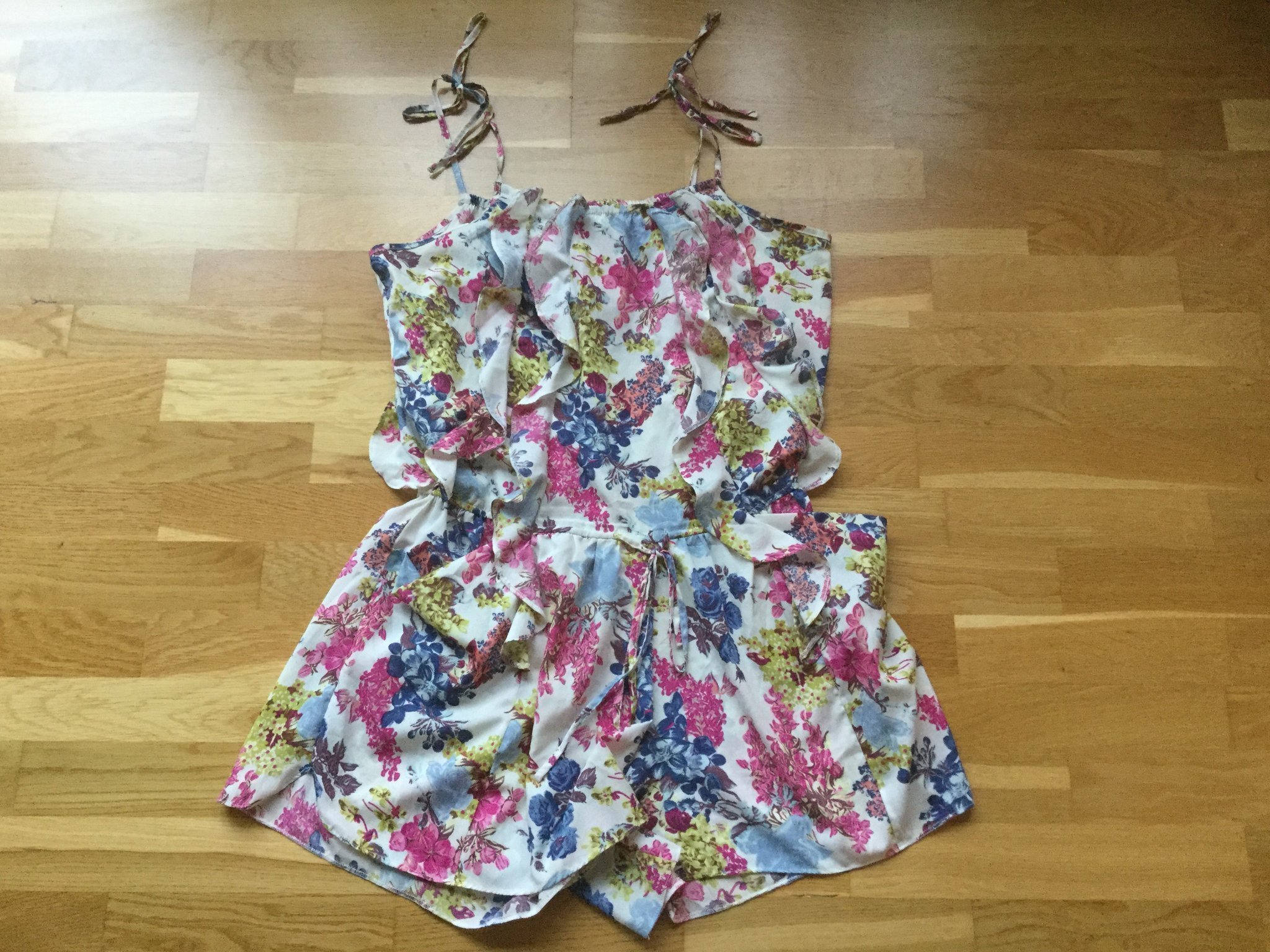 En tunn och sval,flerfärgad, blommig, Gina Tric.. Köp på Tradera