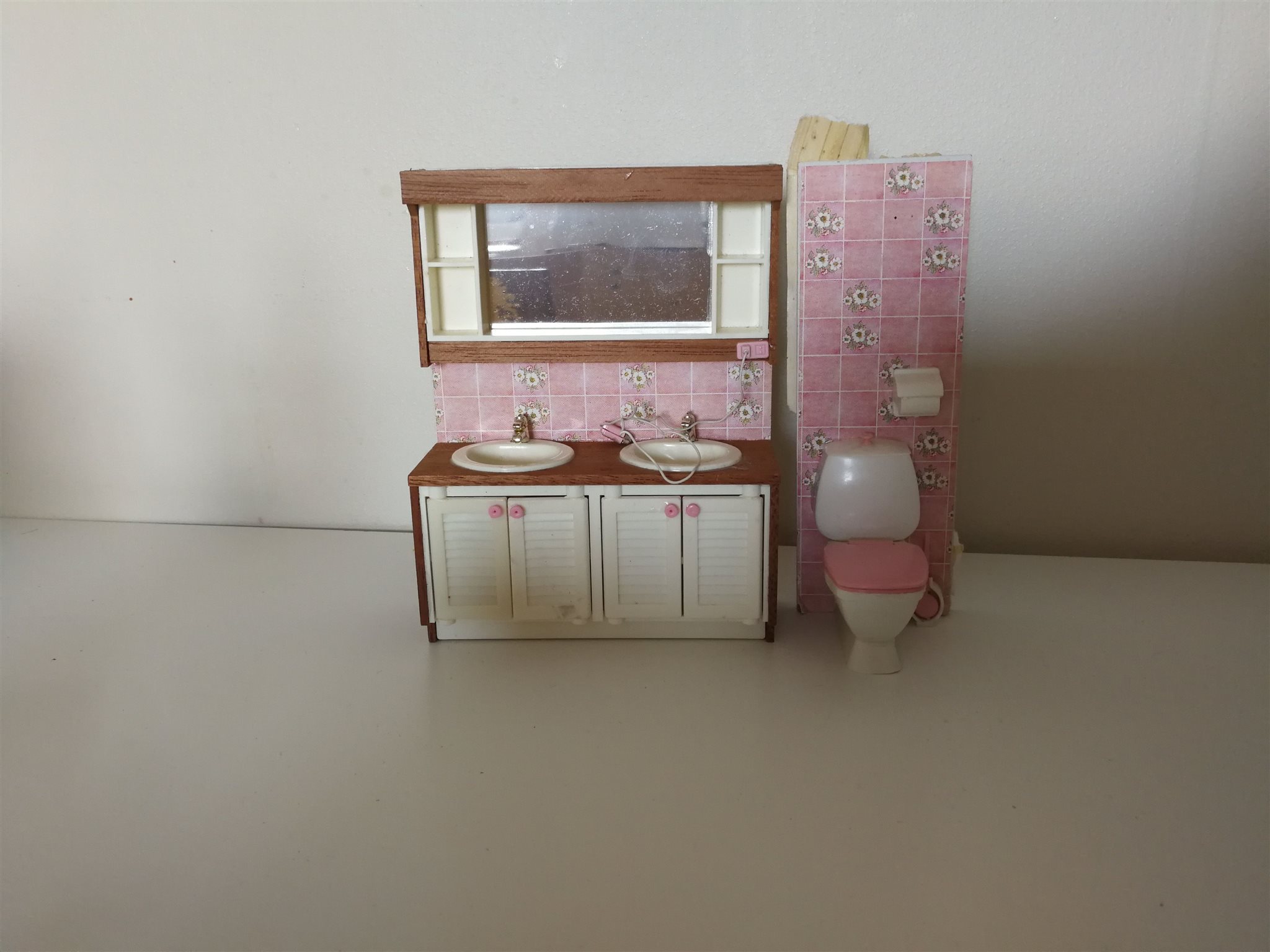 Dockskåps möbler till lundby dockskåp rosa badrum på tradera.com