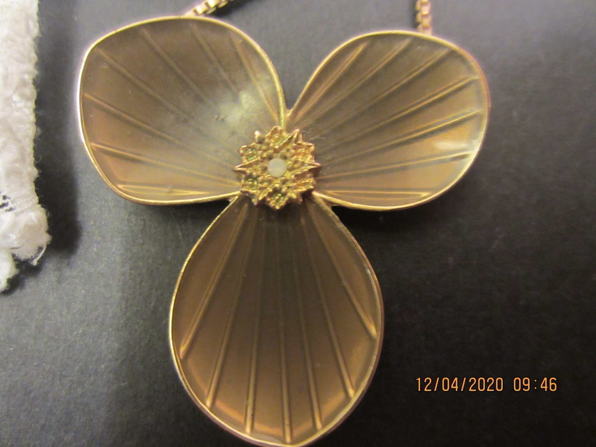 VACKERT PILGRIM-HALSBAND-EMALJBLOMMA-DANISH DESIGN