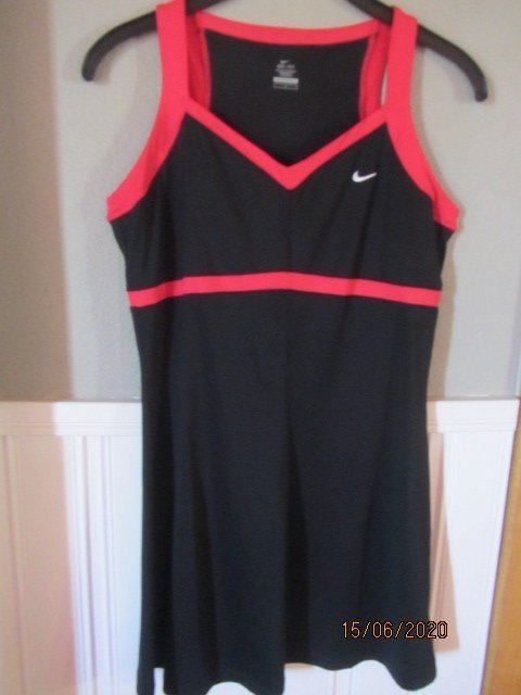 TENNIS/FRITIDSKLÄNNING ,NIKE,DRI-FIT,oanvänd storlek:L Ceris/svart