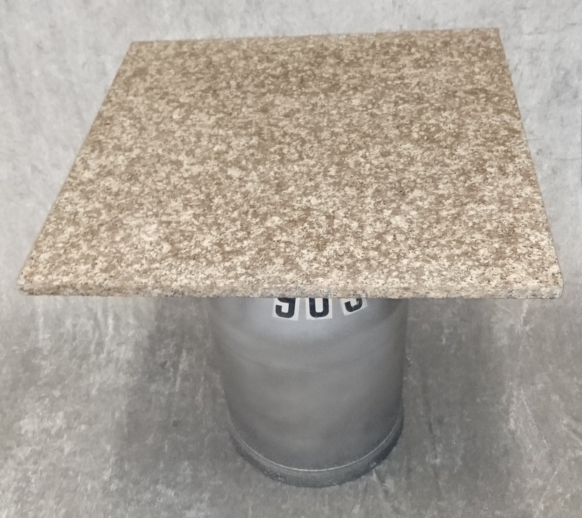 unik bord med bordskiva i äkta granit / inne eller utebord / trädgårdsbord
