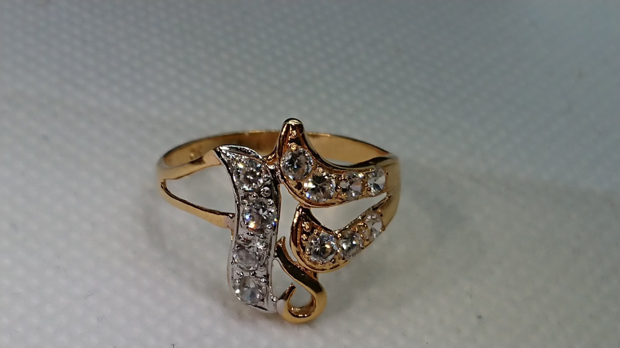 Ring 21k guld med vita cubic zircon stenar