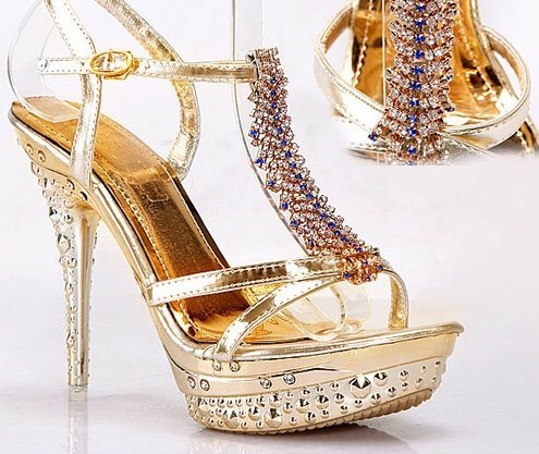 Häftig sandal från Kvöll i storlek 35-36 som knappt är använda så i bra skick