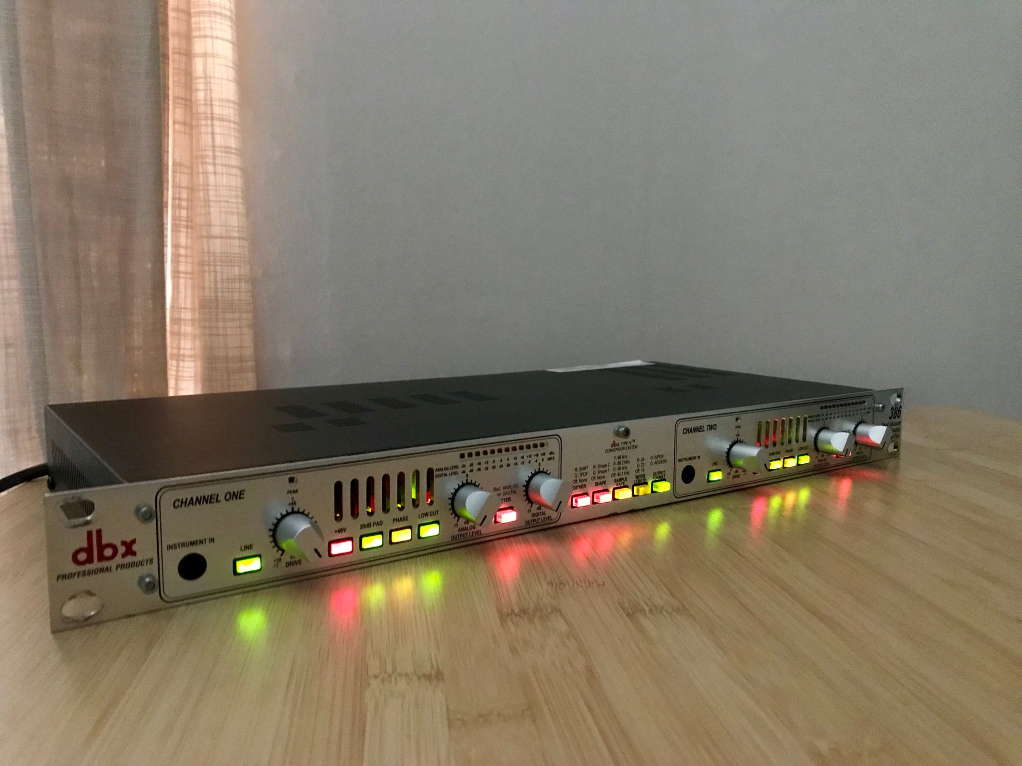 DBX 386 Dual Vacuum Tube Preamp w/Digital Out Köp på Tradera (556159286)