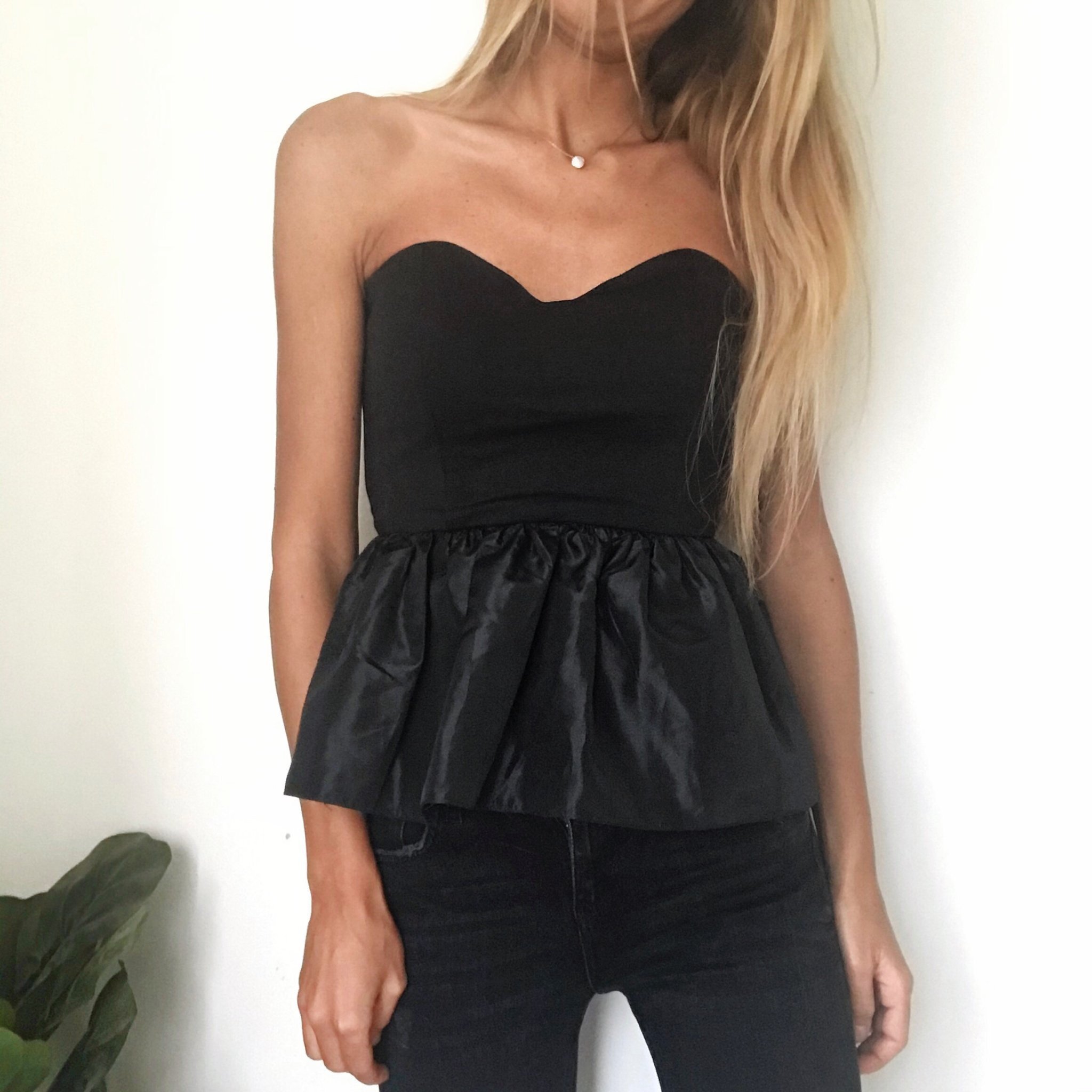 Svart ASOS Elegant Peplum Bandeau Utställd Volang Axelbandslös Fest Topp, stl 36 Svart ASOS Elegant Peplum Bandeau Utställd Volang Axelbandslös Fest Topp, stl 36