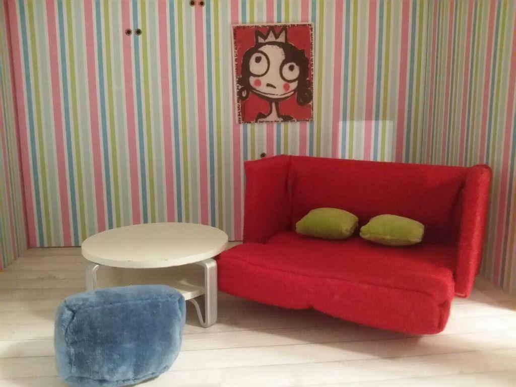 Lundby, vardagsrum, soffa, bäddsoffa, puff, kuddar, bord, kuddar och