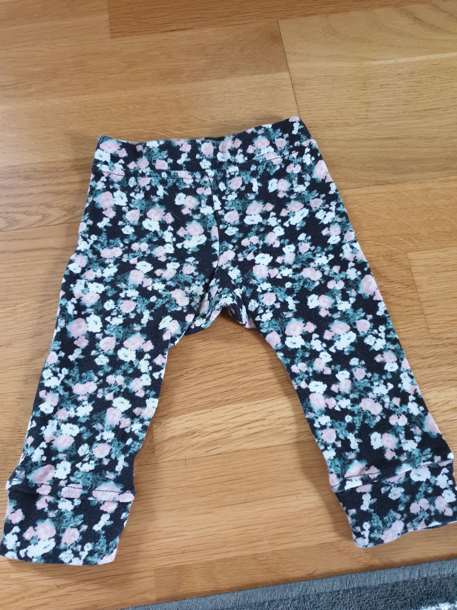 Svarta leggins med rosa och vita blommor storlek 62