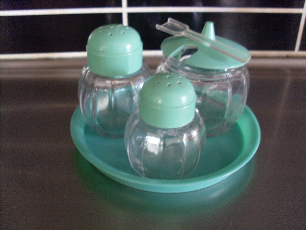 Svenskt set salt peppar kar senap burk sked bricka plast glas 50 ...