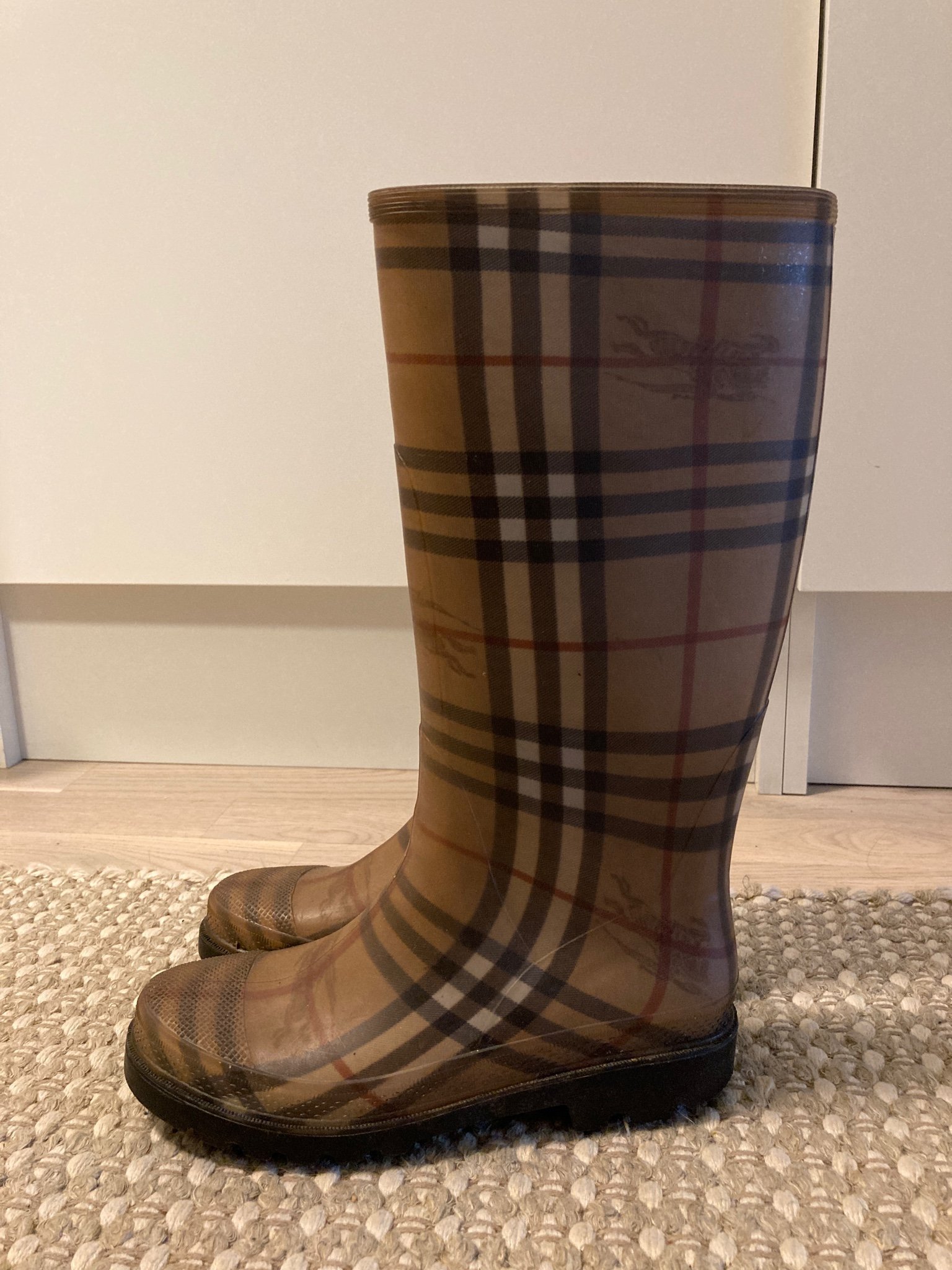 Burberry gummistövlar (418421453) ᐈ Köp på Tradera Burberry gummistövlar (418421453) ᐈ Köp på Tradera