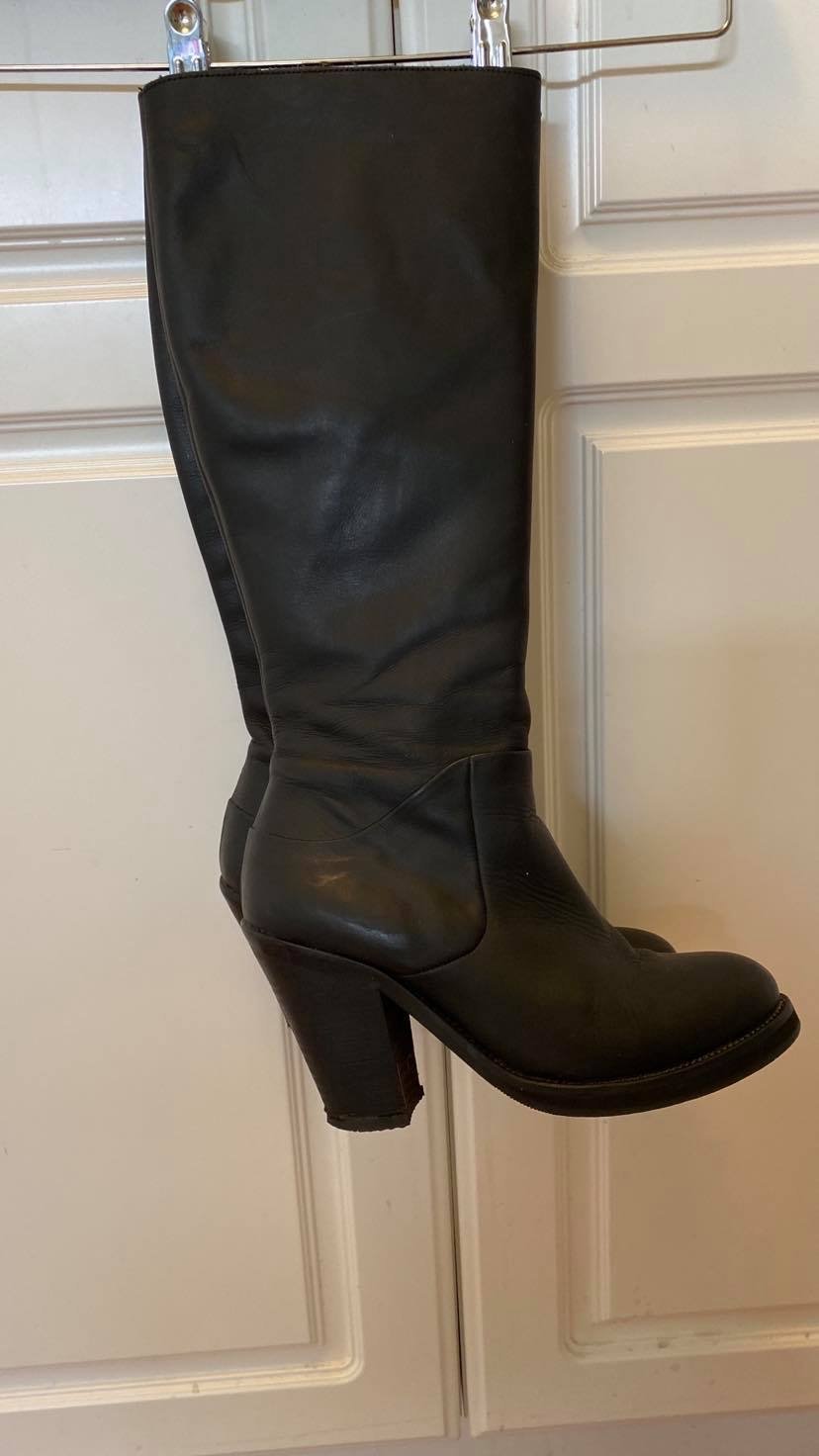 Äkta skinnstövlar från Scorett stl 38 svarta 10 cm klack Äkta skinnstövlar från Scorett stl 38 svarta 10 cm klack