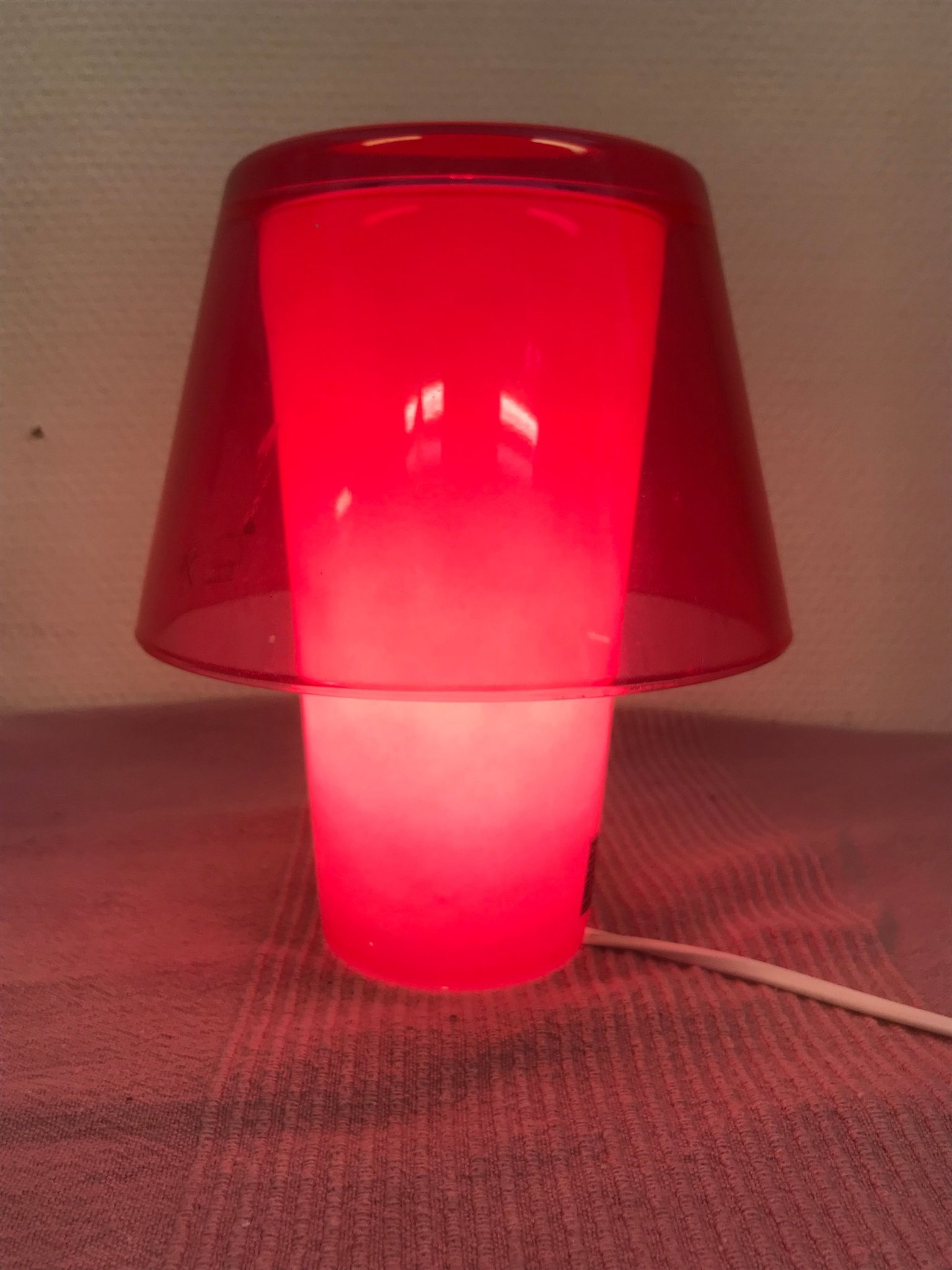 Retro vacker Ikea bords lampa ” Gavik ” i rosa glas i fint skick. Retro vacker Ikea bords lampa ” Gavik ” i rosa glas i fint skick.