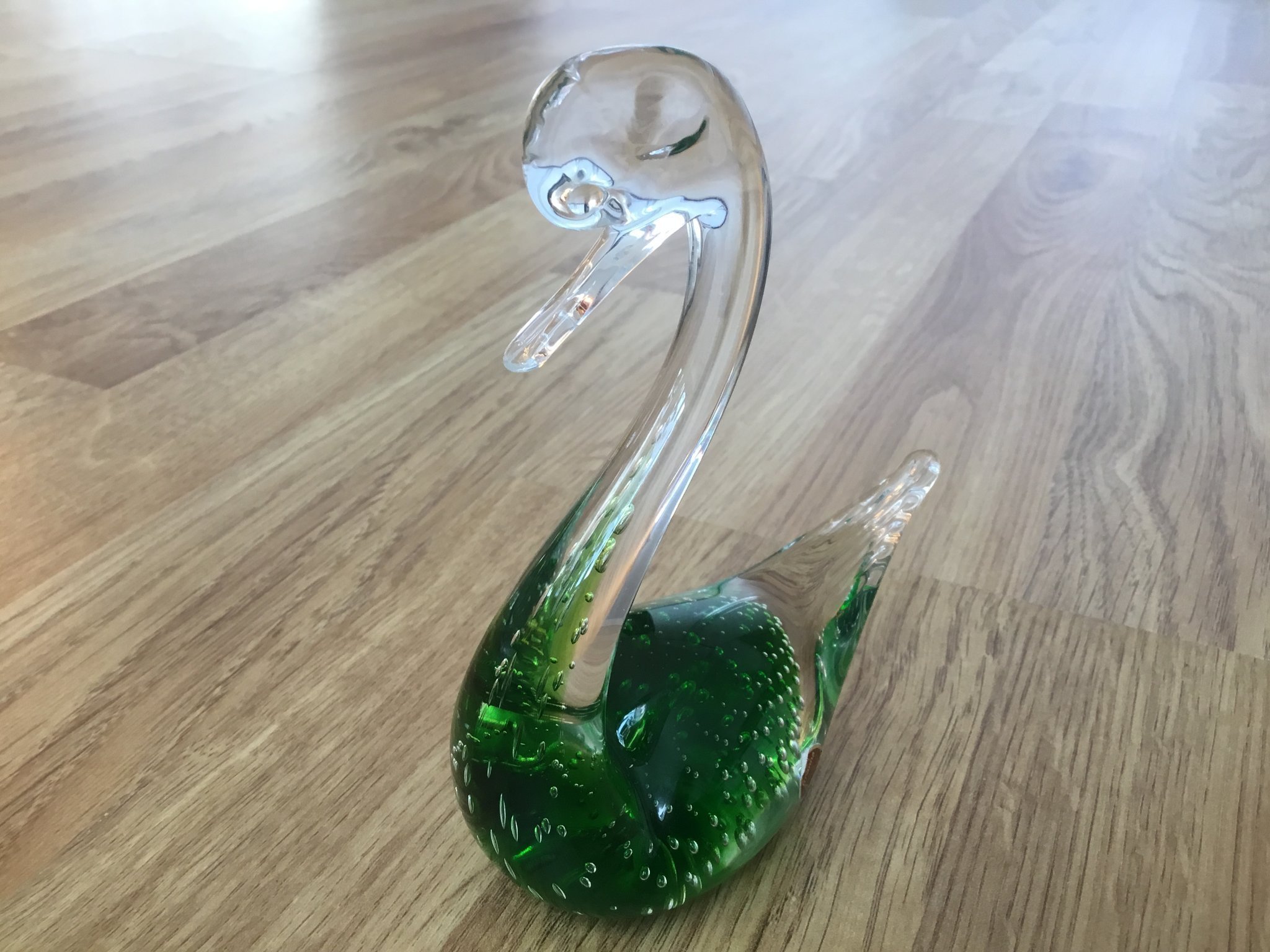 Gränna Glasbruk Konstglas - Handgjord Svan Figurin med klargrön kärna & blåsor