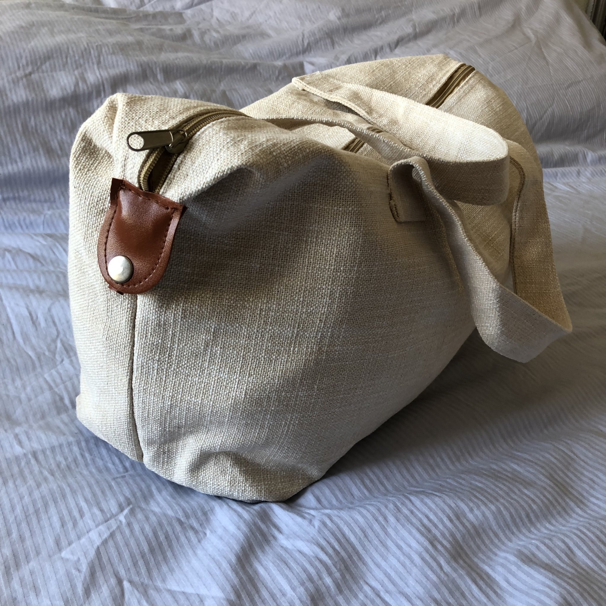 HELT NY! Väska i naturvit linne tyg med cognac färgade detaljer HELT NY! Väska i naturvit linne tyg med cognac färgade detaljer