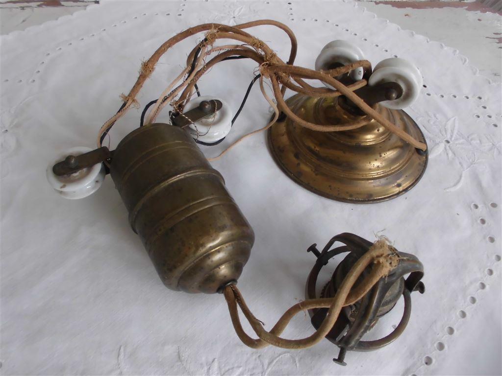 Gamla delar t taklampa,mässing,porslin,kuriosa, Derdenbeslag shabby chic