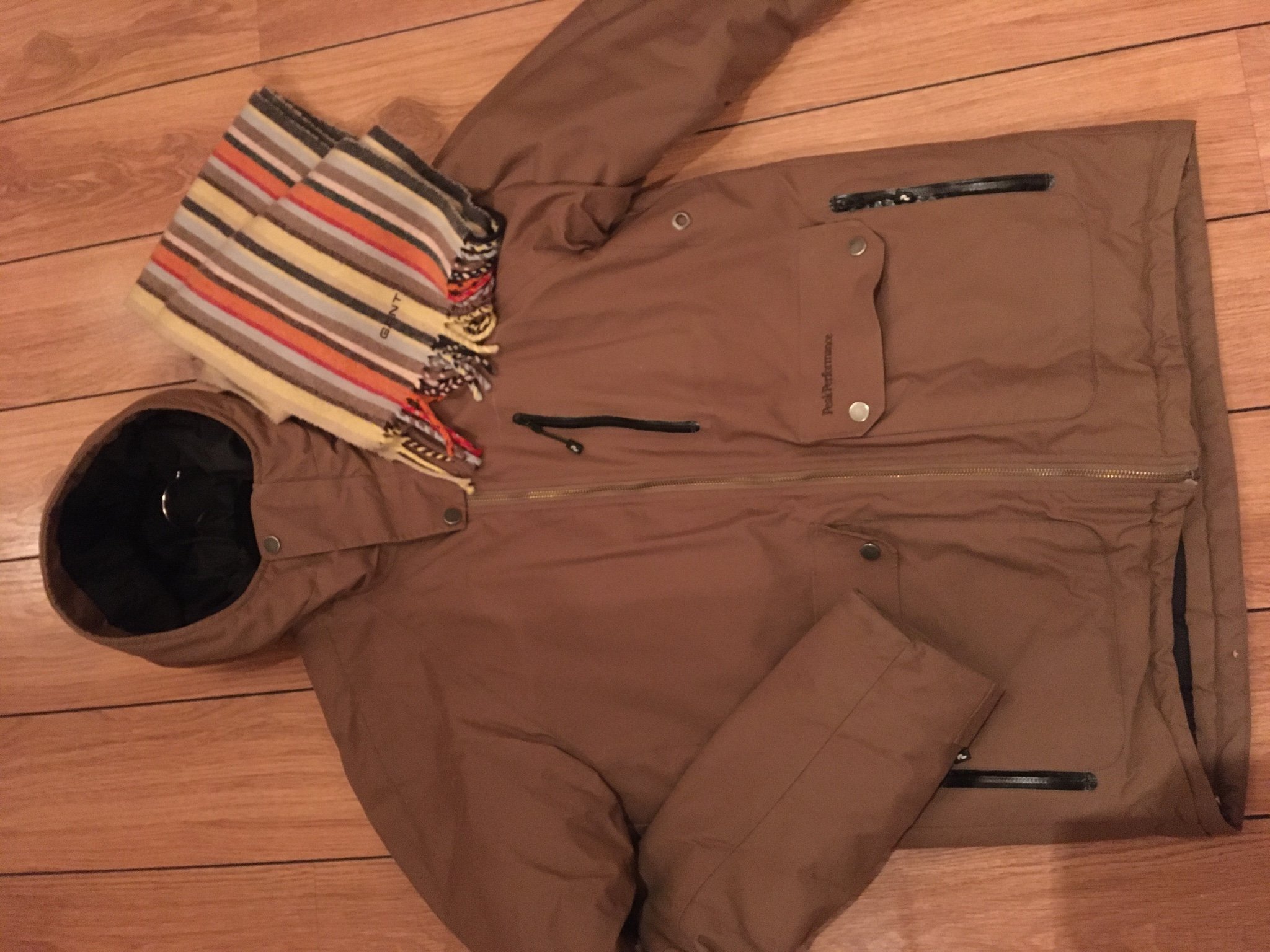 Peak performance vinterjacka str M + Gant halsduk Peak performance vinterjacka str M + Gant halsduk