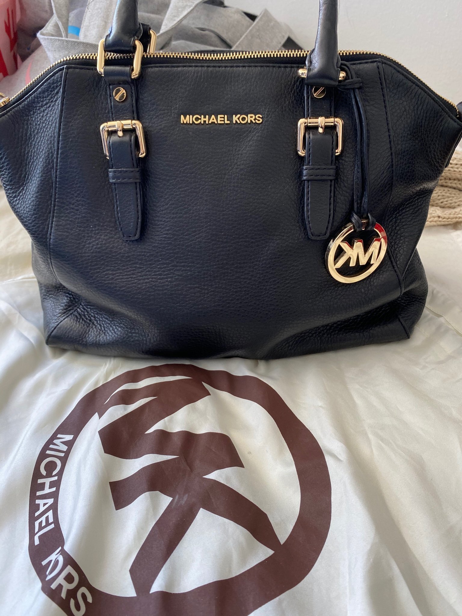 Äkta Michael Kors väska i svart läder MK påse tillkommer Äkta Michael Kors väska i svart läder MK påse tillkommer