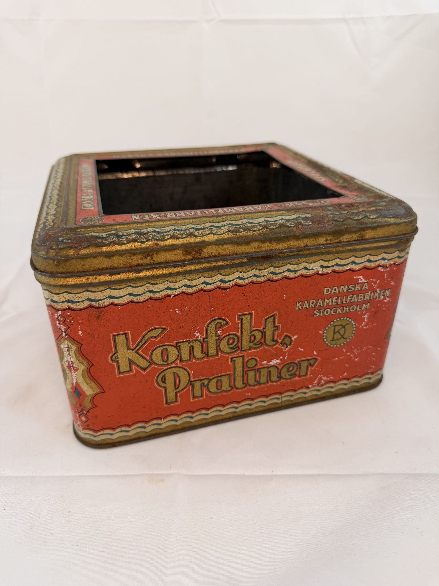 Nr43 ÄLDRE BURK LITOGRAFERAD BLECKPLÅT DANSKA KARAMELLFABRIKEN STOCKHOLM