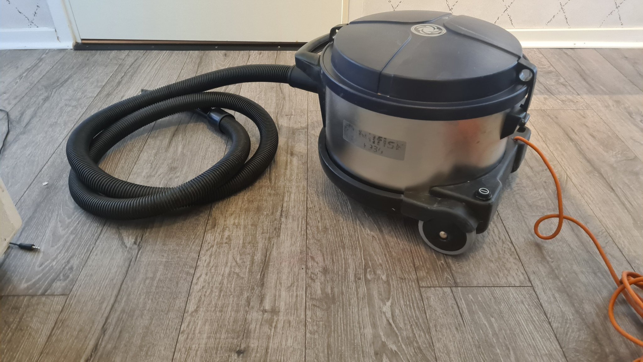 Nilfisk VP930 HEPA BLUE damsugare i fint skick (417950494 Nilfisk Dammsugare VP930 Hepa Blue | Dustin.se