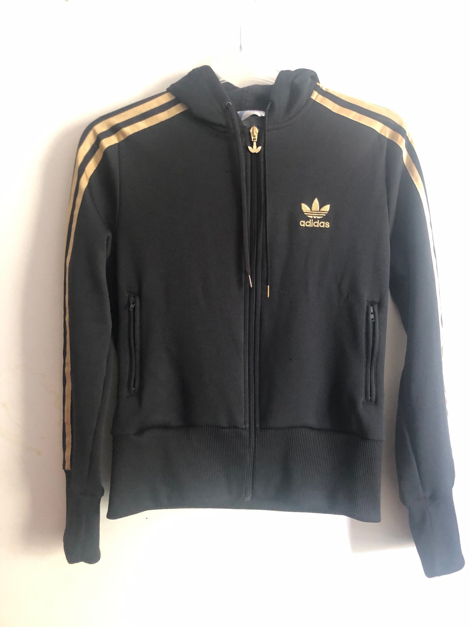 Vintage Adidas jacka svart med gulddetaljer strl 40 (38) Vintage Adidas jacka svart med gulddetaljer strl 40 (38)