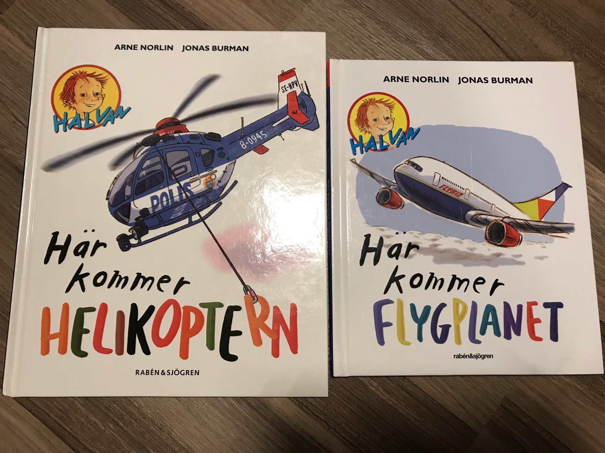 här kommer flygplanet här kommer flygplanet