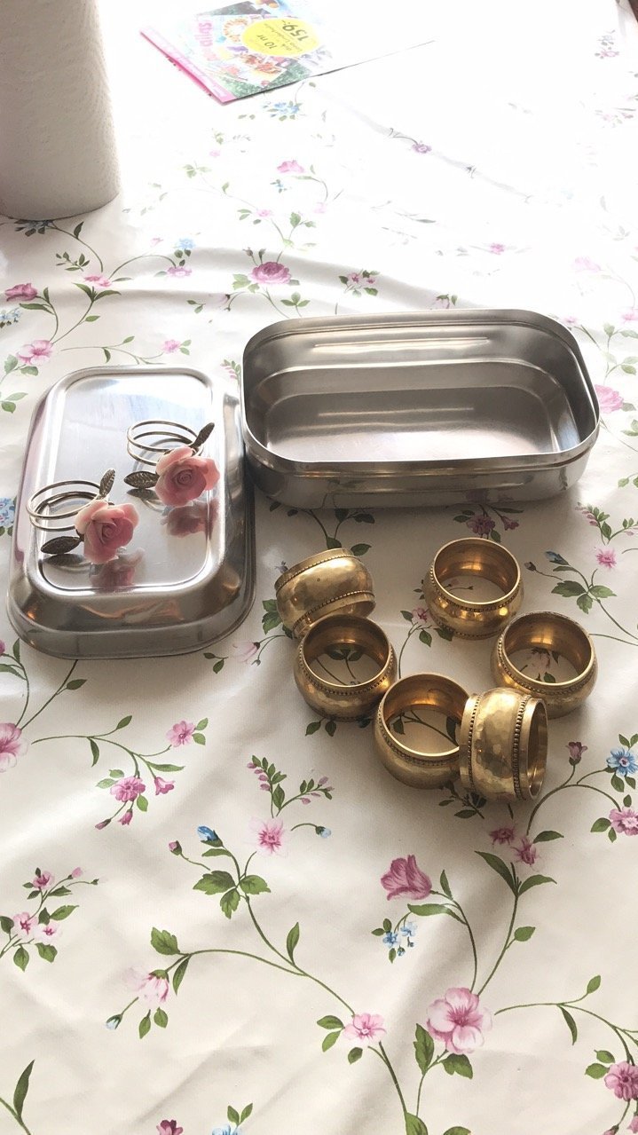 2st silverfärgade servettringar med blomma i porslin på