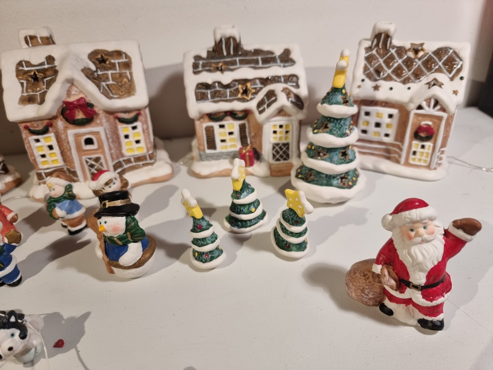 Se produkter som liknar Julby i keramik från Guldfynd.. på Tradera