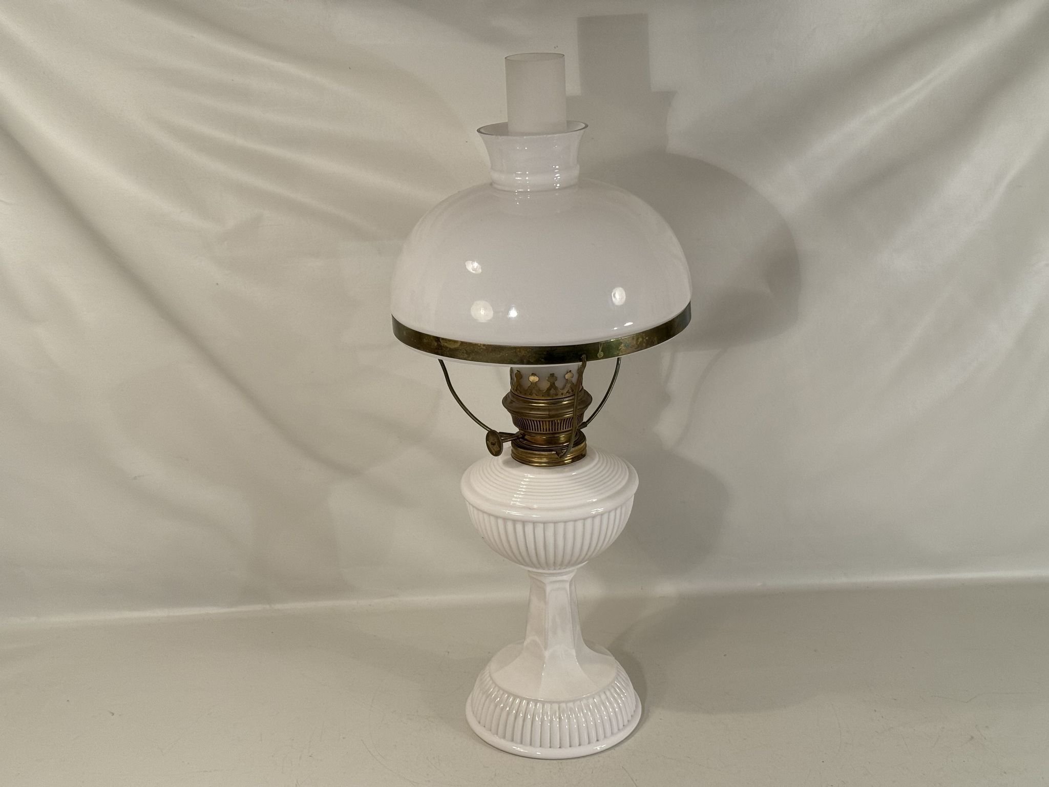 ANTIK / ÄLDRE FOTOGENLAMPA KUPA &amp; FOT I VITT OPALGLAS / MÄSSING