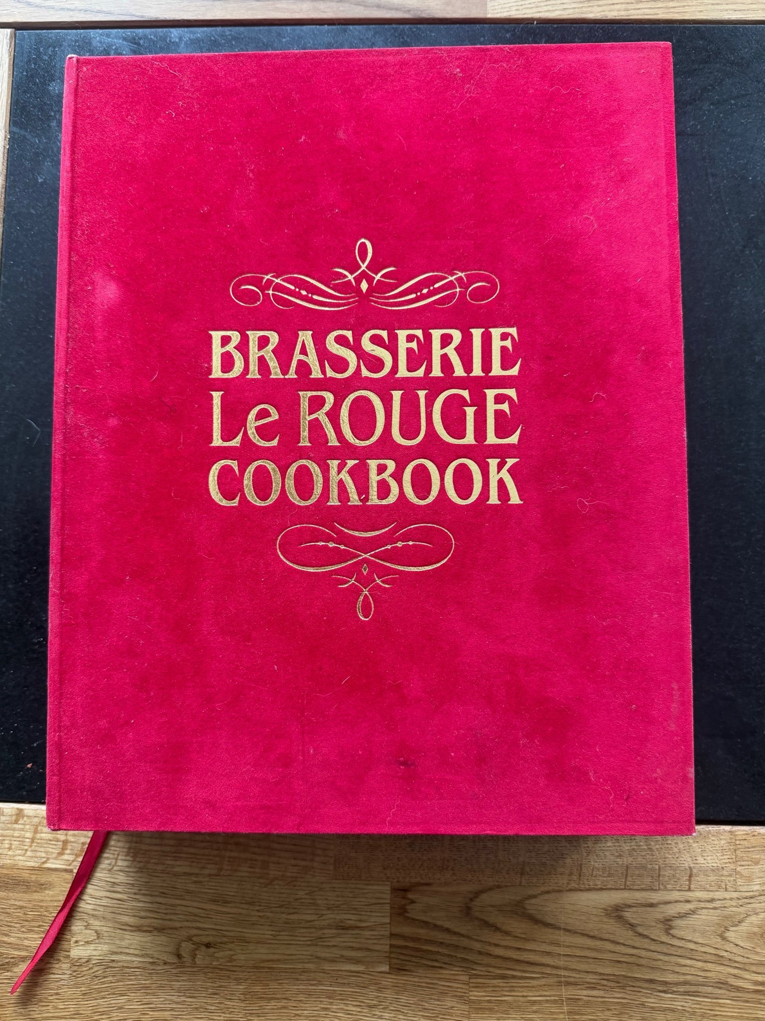 Se produkter som liknar Brasserie Le Rouge Cookbook, .. på Tradera
