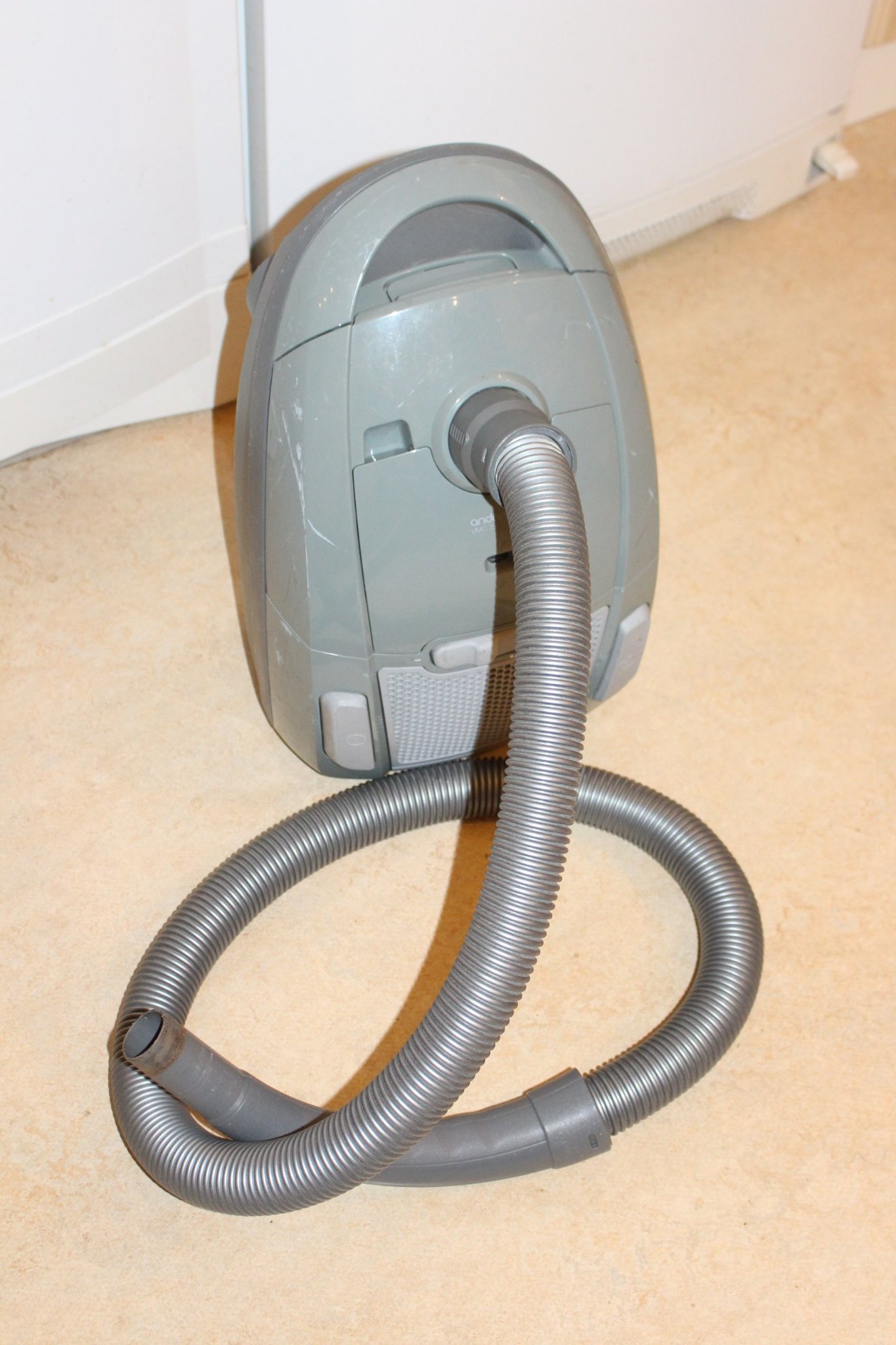 ANDERSSON 1800W dammsugare, fungerar bra