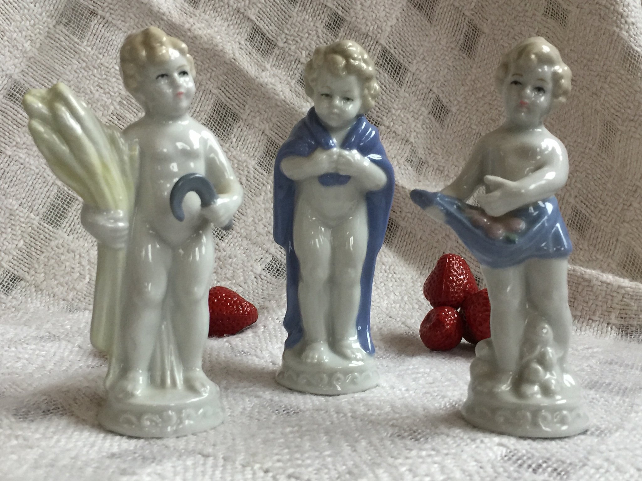 3 stycken söta porslinsfigurer. 3 olika barn.
