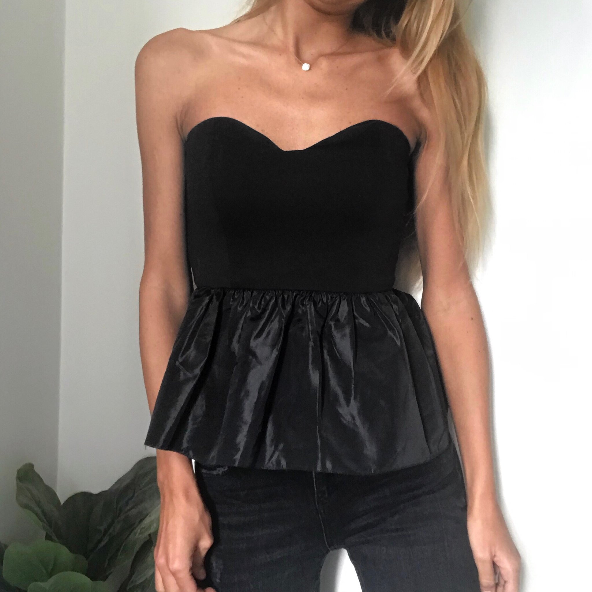 Svart ASOS Elegant Peplum Bandeau Utställd Volang Axelbandslös Fest Topp, stl 36 Svart ASOS Elegant Peplum Bandeau Utställd Volang Axelbandslös Fest Topp, stl 36