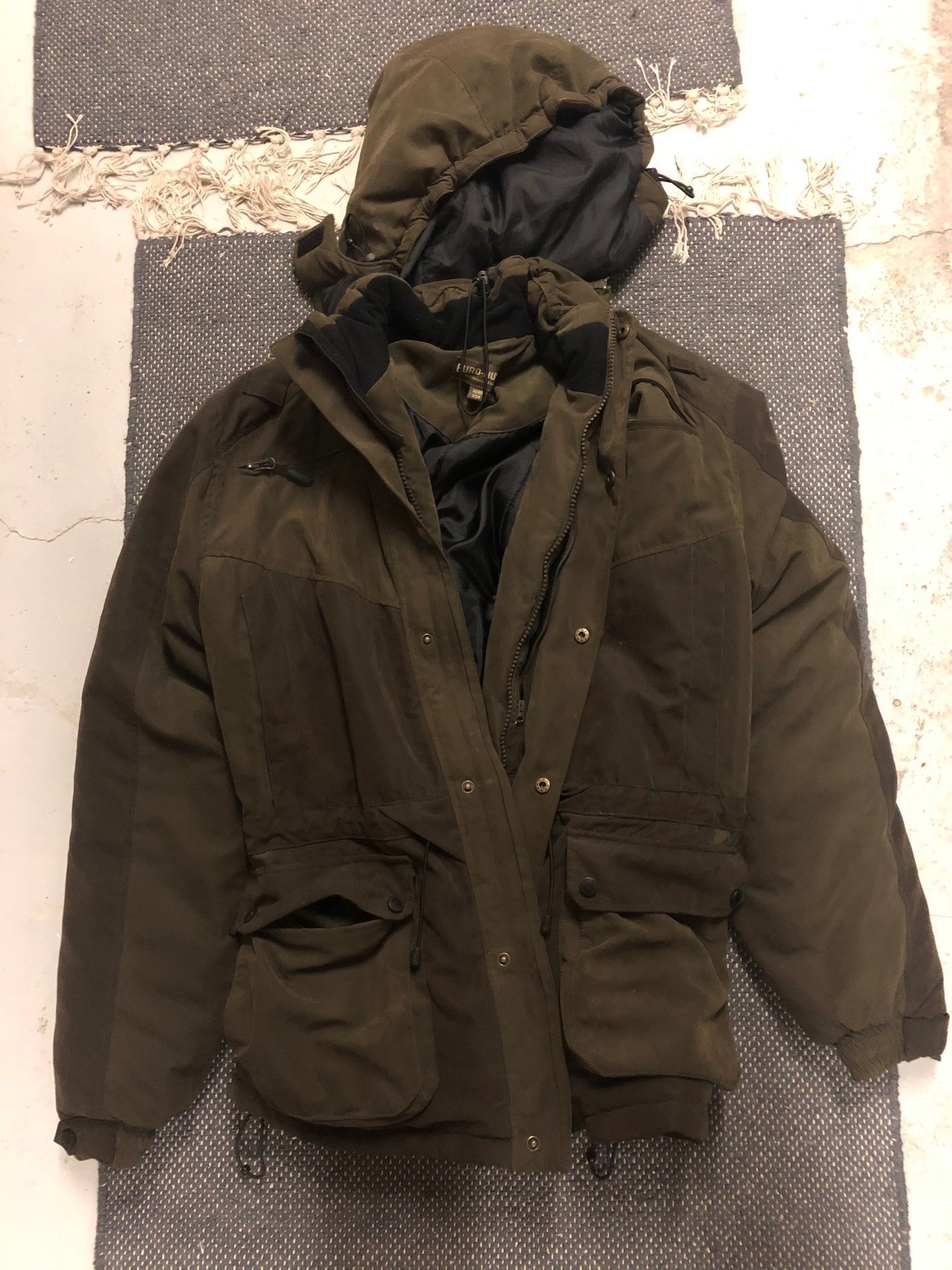 EURO HUNT jaktjacka Militärgrön Stl: C54 mkt bra skick! EURO HUNT jaktjacka Militärgrön Stl: C54 mkt bra skick!