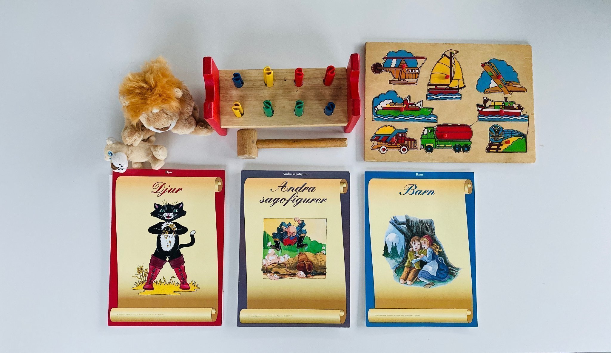 ROLIGT PAKET LEKSAKER - bultbräda - knoppussel fordon - 33 sagor - lejon & unge