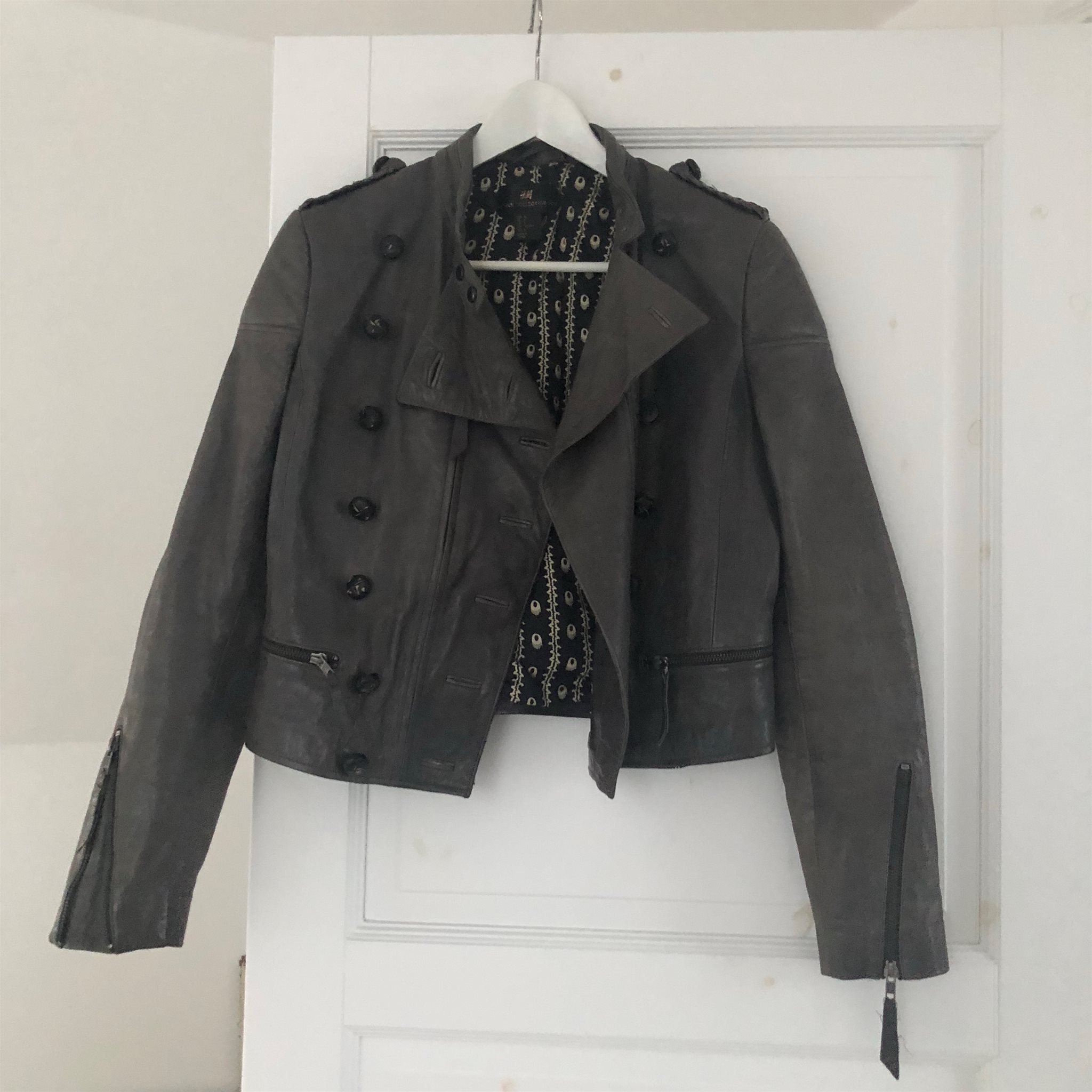 H&M trend studio collection grå jacka Skinnjacka Bikerjacka Stl:36 H&M trend studio collection grå jacka Skinnjacka Bikerjacka Stl:36