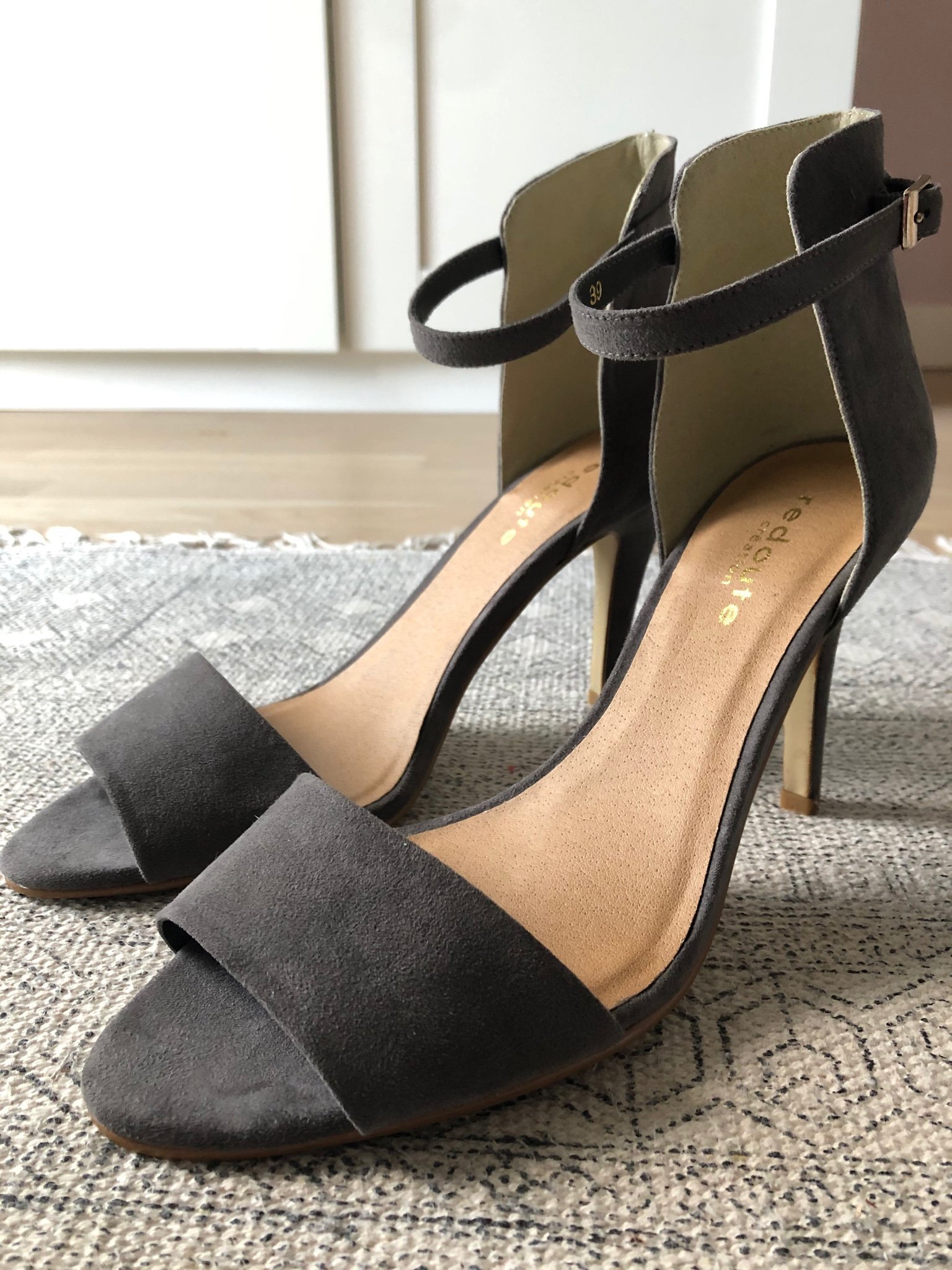 Högklackade sandaler/sandaletter, strl 39