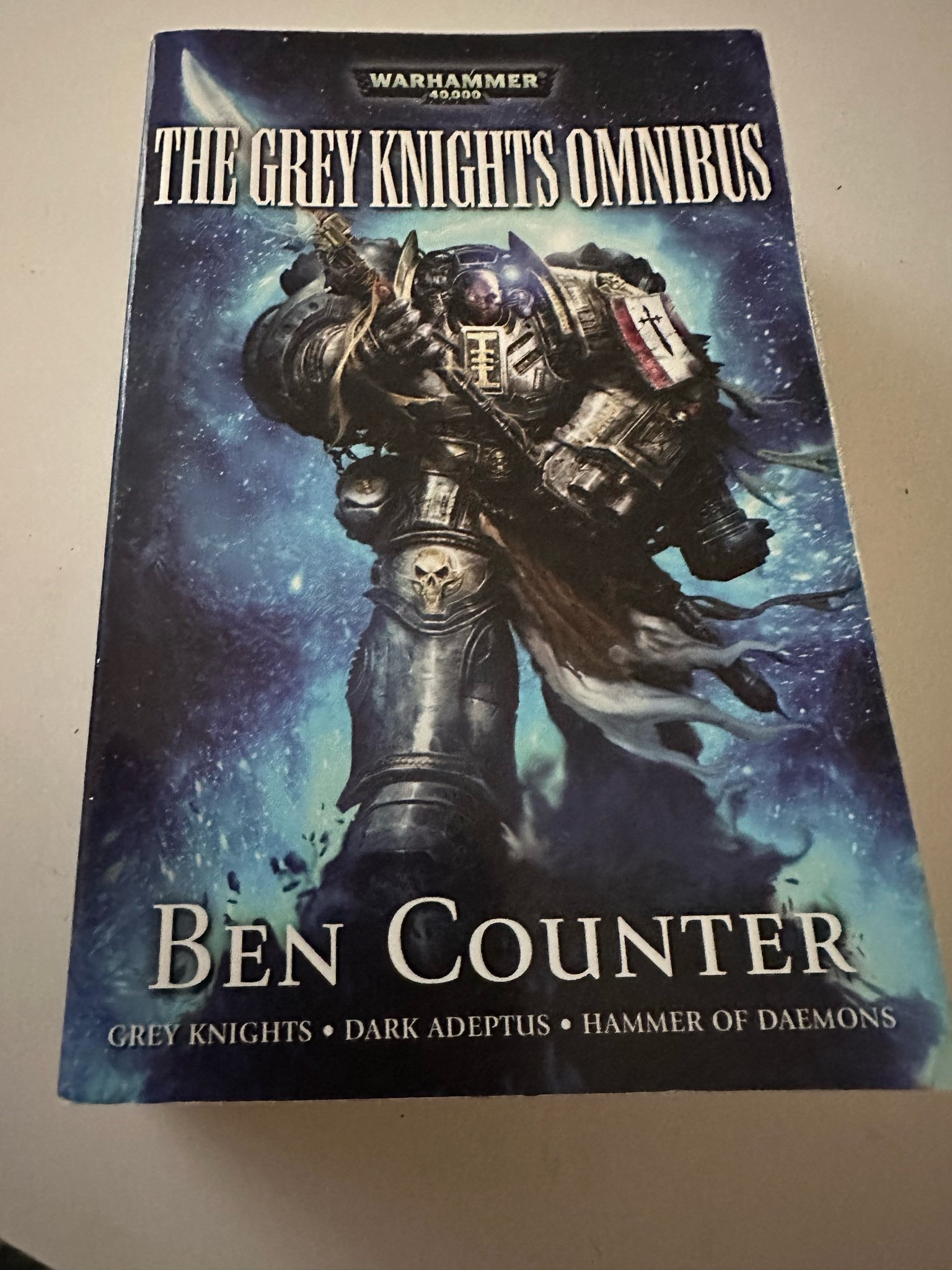 Se produkter som liknar The Grey Knights Omnibus Wa.. på Tradera